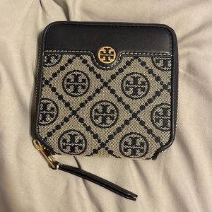 NWOT Tory Burch T Monogram Wallet